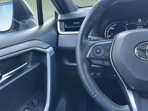 Used 2022 Toyota RAV4 SE image 7