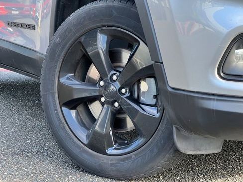 Used 2020 Jeep Cherokee Latitude Plus image 2