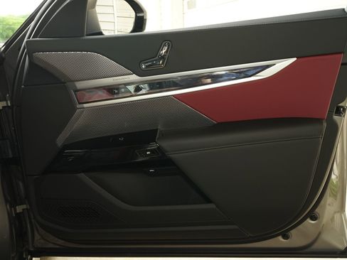 Used 2025 BMW 740i RWD image 27