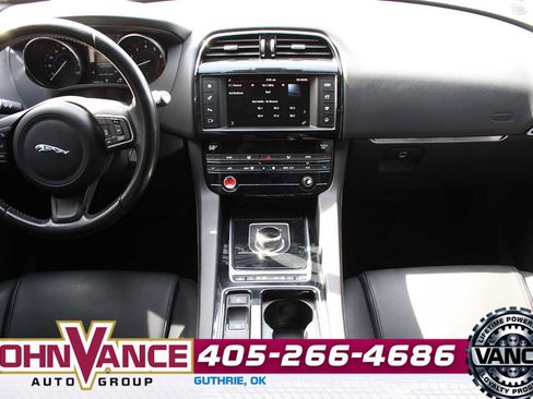 Used 2018 Jaguar F-PACE Premium image 27