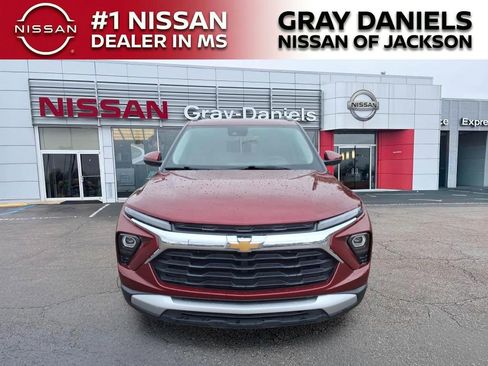 Used 2024 Chevrolet TrailBlazer LT w/ LT Cold Weather Package FWD image 2