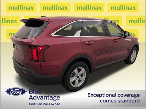 Used 2023 Kia Sorento LX image 3