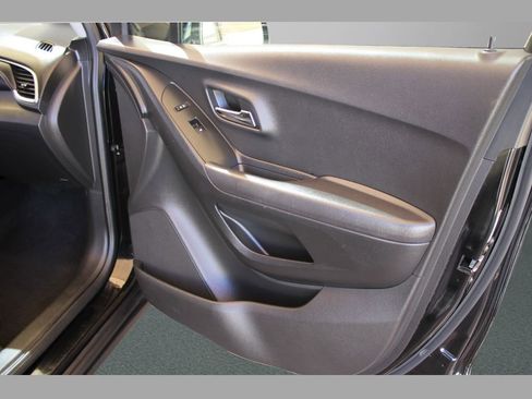 Used 2020 Chevrolet Trax LT w/ LT Convenience Package image 37