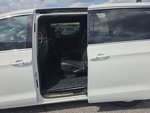 Used 2025 Chrysler Pacifica Select FWD image 10