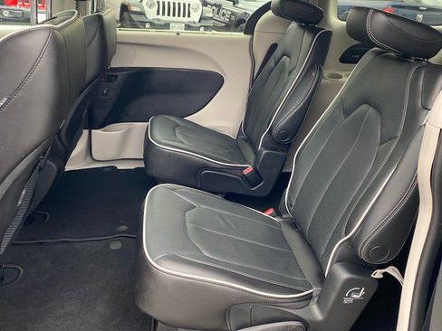 Used 2023 Chrysler Pacifica Limited image 24