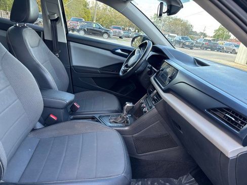 Used 2022 Volkswagen Taos SE w/ Panoramic Sunroof Package image 13