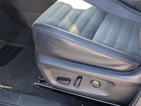 Used 2025 Mitsubishi Outlander SE image 23