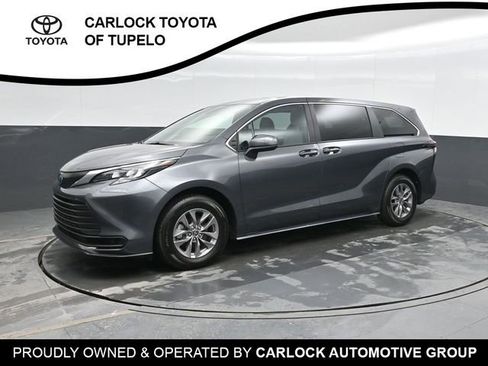 Used 2025 Toyota Sienna LE image 1