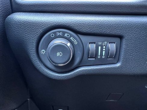 Used 2025 Chrysler Pacifica Select FWD image 32