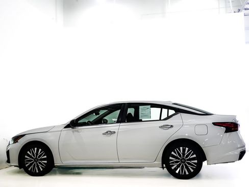 Used 2024 Nissan Altima 2.5 SV FWD image 5