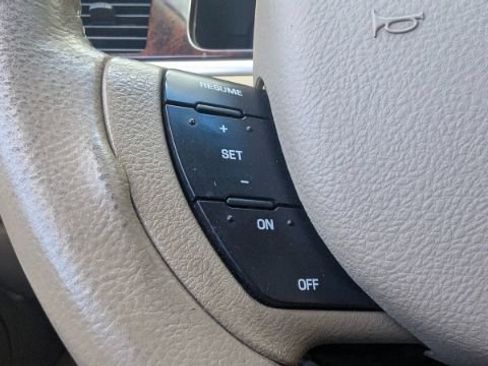 Used 2011 Lincoln Town Car Signature Limited image 23