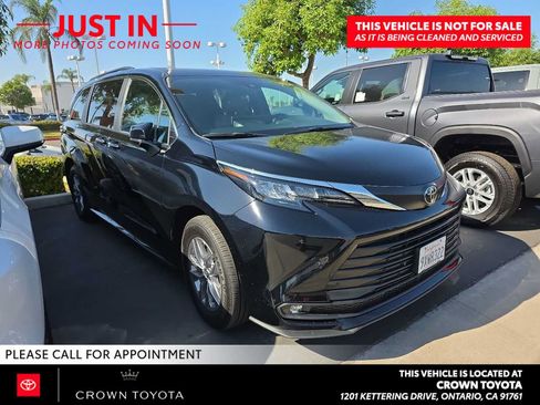 Used 2026 Toyota Sienna XLE FWD image 2