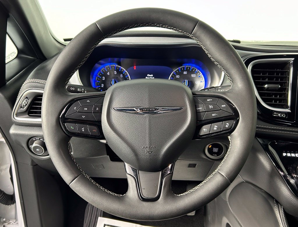 Used 2025 Chrysler Pacifica Limited FWD image 26