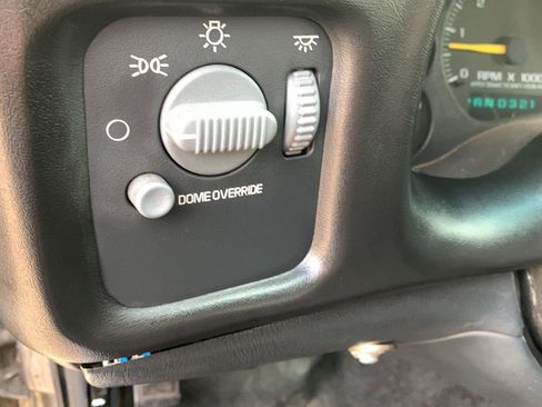 Used 2001 Chevrolet S10 Pickup 4x4 Extended Cab w/ Preferred Equipment Group image 6