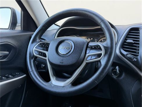 Used 2018 Jeep Cherokee Latitude AWD/4WD image 8