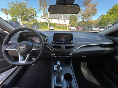Used 2025 Nissan Altima 2.5 SV FWD image 32