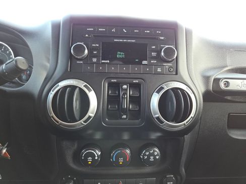 Used 2017 Jeep Wrangler Unlimited Sahara w/ Connectivity Group AWD/4WD image 37