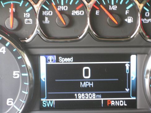 Used 2018 Chevrolet Suburban LT RWD image 18