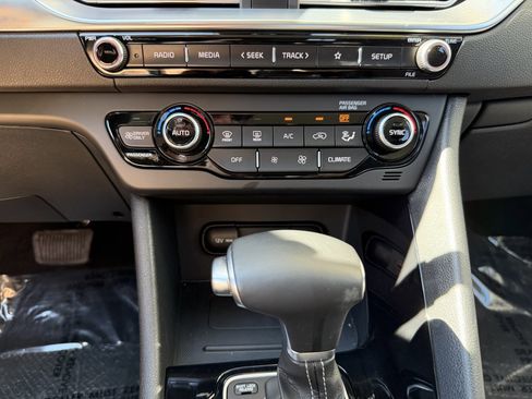 Used 2022 Kia Niro EX image 25