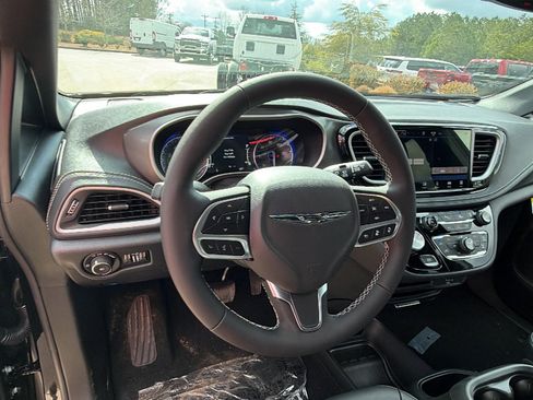 New 2026 Chrysler Pacifica Select FWD image 21