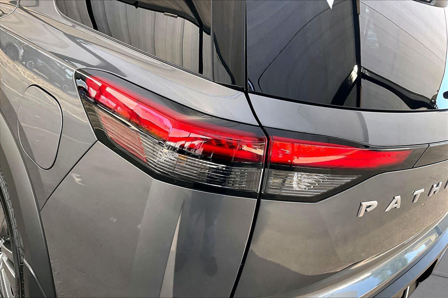 Certified 2025 Nissan Pathfinder S FWD image 28