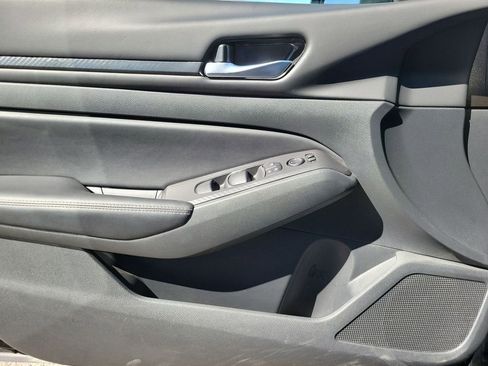 Used 2025 Nissan Altima 2.5 SV FWD image 15