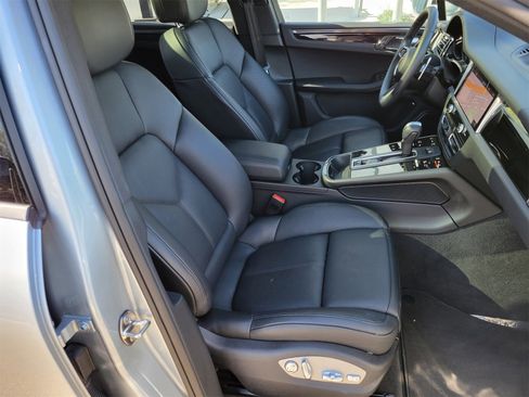 Used 2025 Porsche Macan image 25