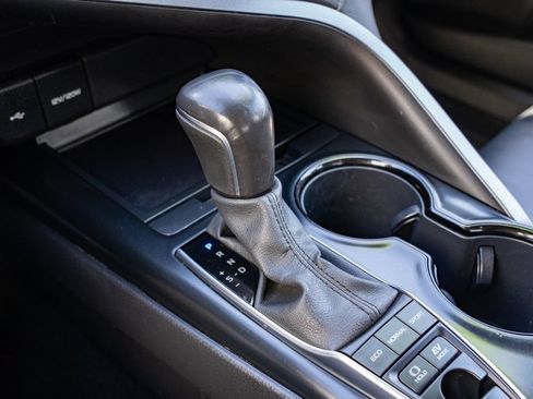 Used 2020 Toyota Camry SE FWD image 19