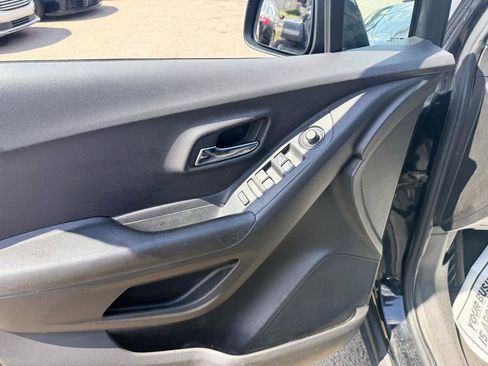 Used 2019 Chevrolet Trax LT w/ LT Convenience Package FWD image 11