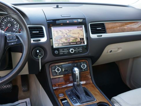 Used 2014 Volkswagen Touareg TDI image 37