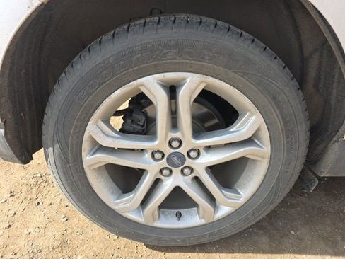 Used 2018 Ford Edge Titanium w/ Ford Safe & Smart Package image 9