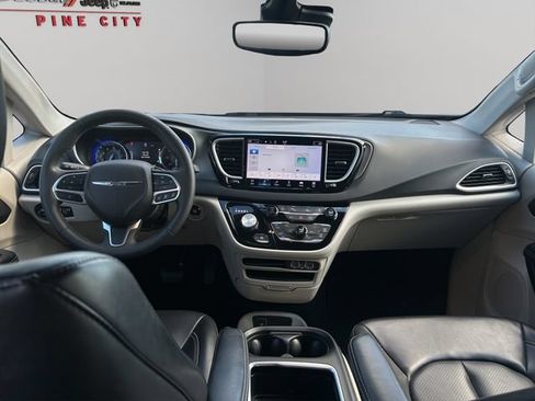 Used 2023 Chrysler Pacifica Touring-L FWD image 19
