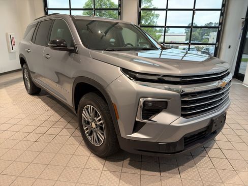 Used 2025 Chevrolet Traverse LT FWD image 7