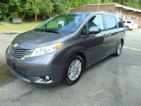 Used 2014 Toyota Sienna XLE w/ Entertainment Package FWD image 20