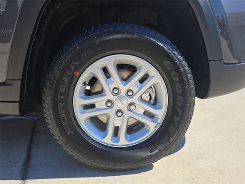 New 2025 Jeep Grand Cherokee Laredo w/ Luxury Tech Group I image 34