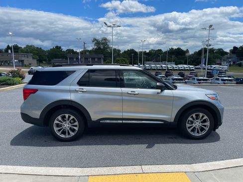 Used 2023 Ford Explorer XLT w/ Equipment Group 202A AWD/4WD image 7