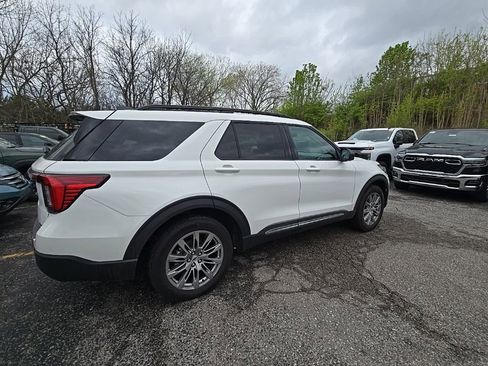 Used 2025 Ford Explorer Active w/ Active Comfort Package image 8