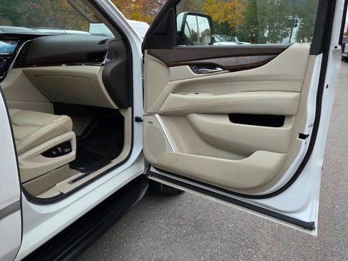 Used 2016 Cadillac Escalade ESV Premium image 41