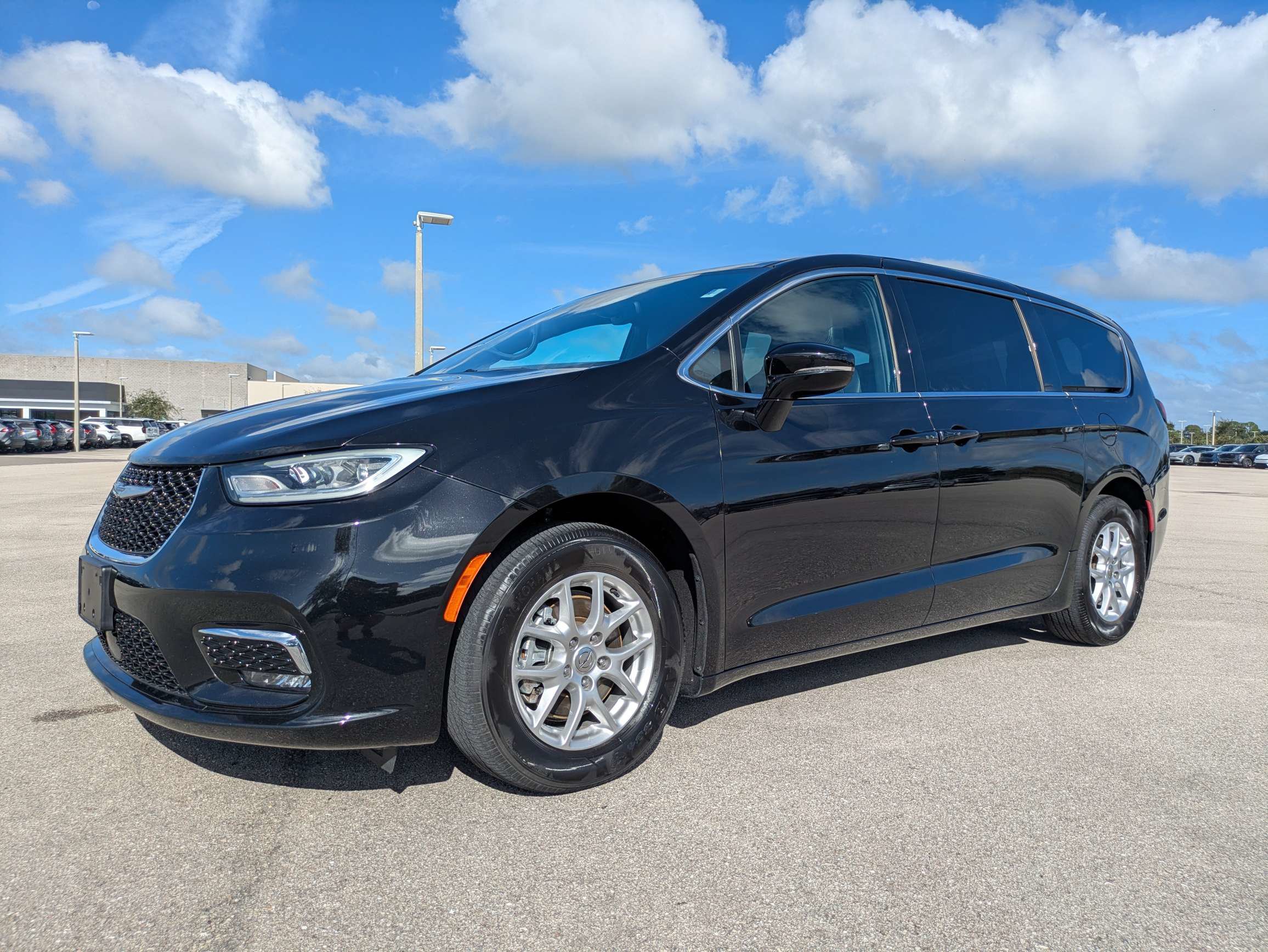 Used 2025 Chrysler Pacifica Select FWD image 8