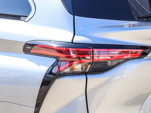 Used 2025 Toyota Sienna Platinum image 10