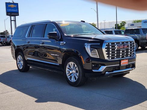 Used 2025 GMC Yukon XL Denali AWD/4WD image 4