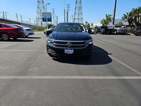 Used 2023 Volkswagen Jetta SE image 2