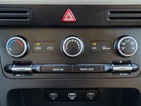 Used 2024 Kia Carnival LX image 15