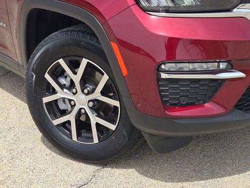 Certified 2023 Jeep Grand Cherokee Limited w/ Luxury Tech Group II AWD/4WD image 3
