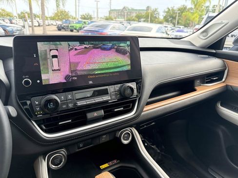 Used 2025 Toyota Grand Highlander AWD image 28
