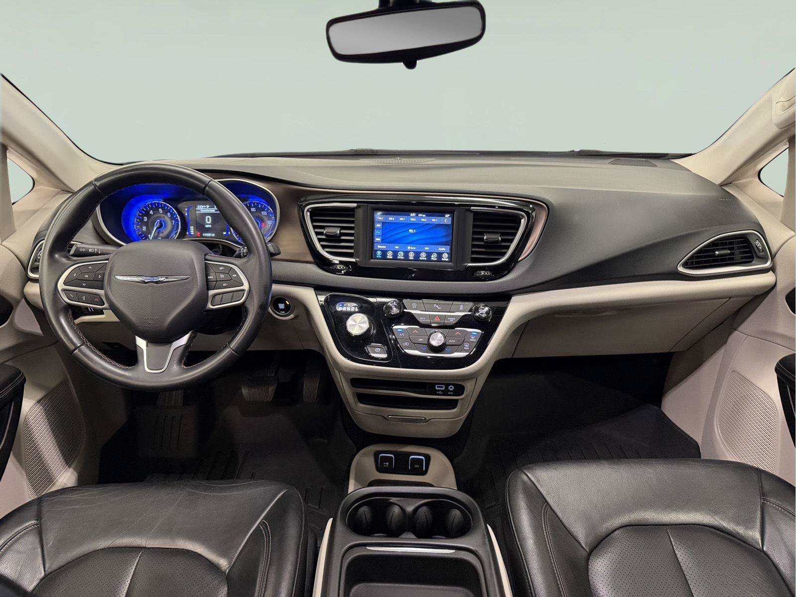 Used 2018 Chrysler Pacifica Touring-L FWD image 32