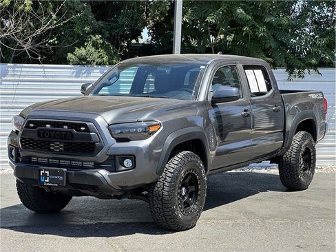 Used 2019 Toyota Tacoma TRD Off-Road AWD/4WD image 6