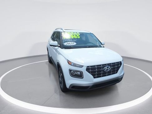 Used 2025 Hyundai Venue SEL FWD image 2