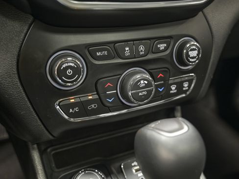 Used 2021 Jeep Cherokee Limited AWD/4WD image 23