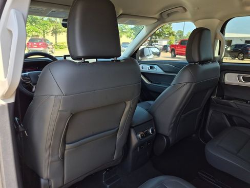 Used 2025 Ford Explorer Active w/ Active Comfort Package RWD image 34